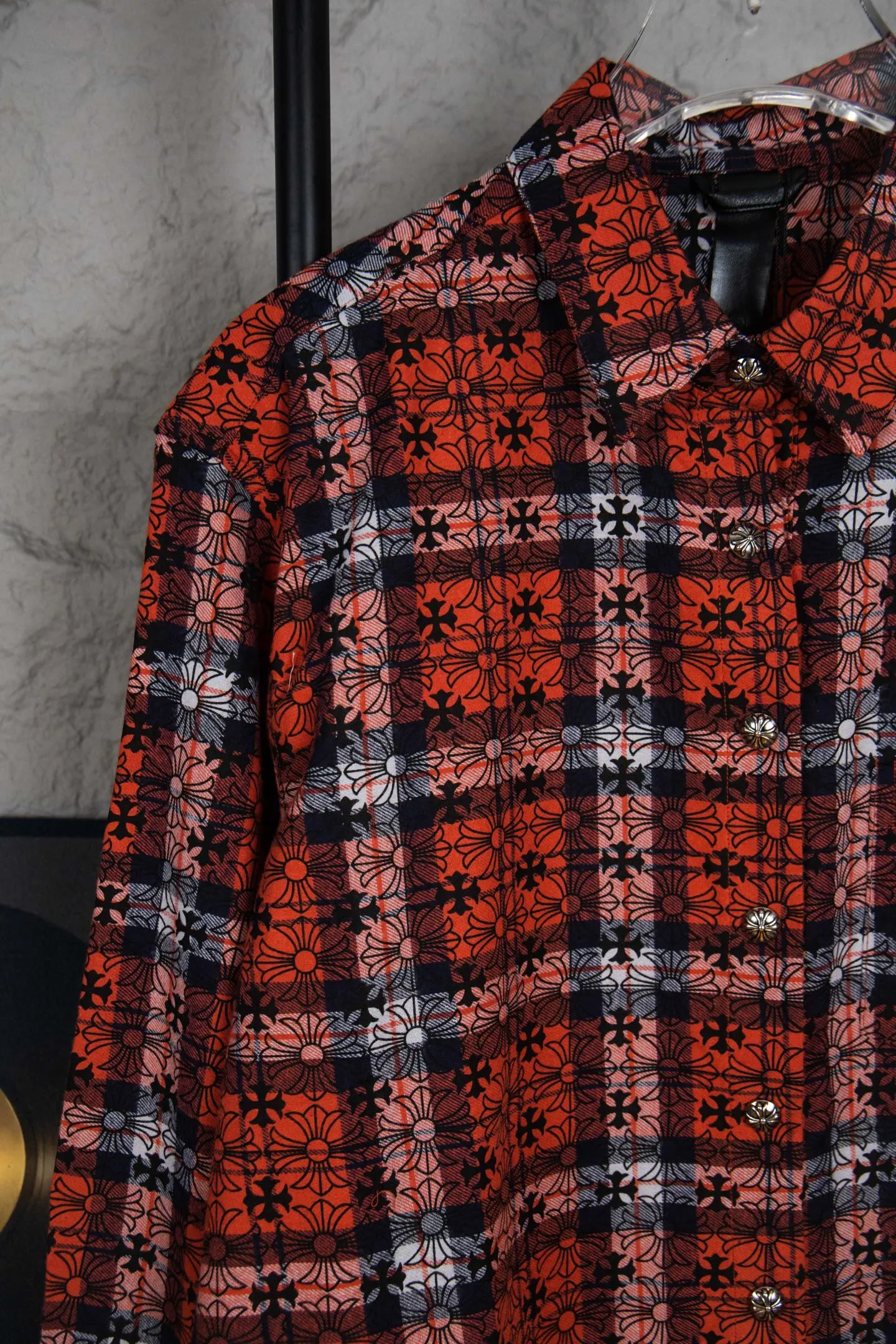 🅿️410 Style No.: M213 (the highest version on the market) Chr*me hea*ts/CH Chloé Heart Label Metal Checkered Shirt Jacket. Original replica Chloé family's unique identity silver buckle cross leather seal, custom-dyed dark pattern brand fabric, high-quality checkered pattern tailoring, cross leather patch splicing at the sleeves, one-sided chest patch pocket design, custom-made high-quality lettering hardware accessories, distressed retro silver buckle, three-dimensional version. The upper body is sassy and handsome. Natural high-street style. Needless to say, the upper body effect is natural. It is at the forefront of the trend. Its vibrant design and versatile attributes can surprise you no matter how you match it!  Size XS S M L